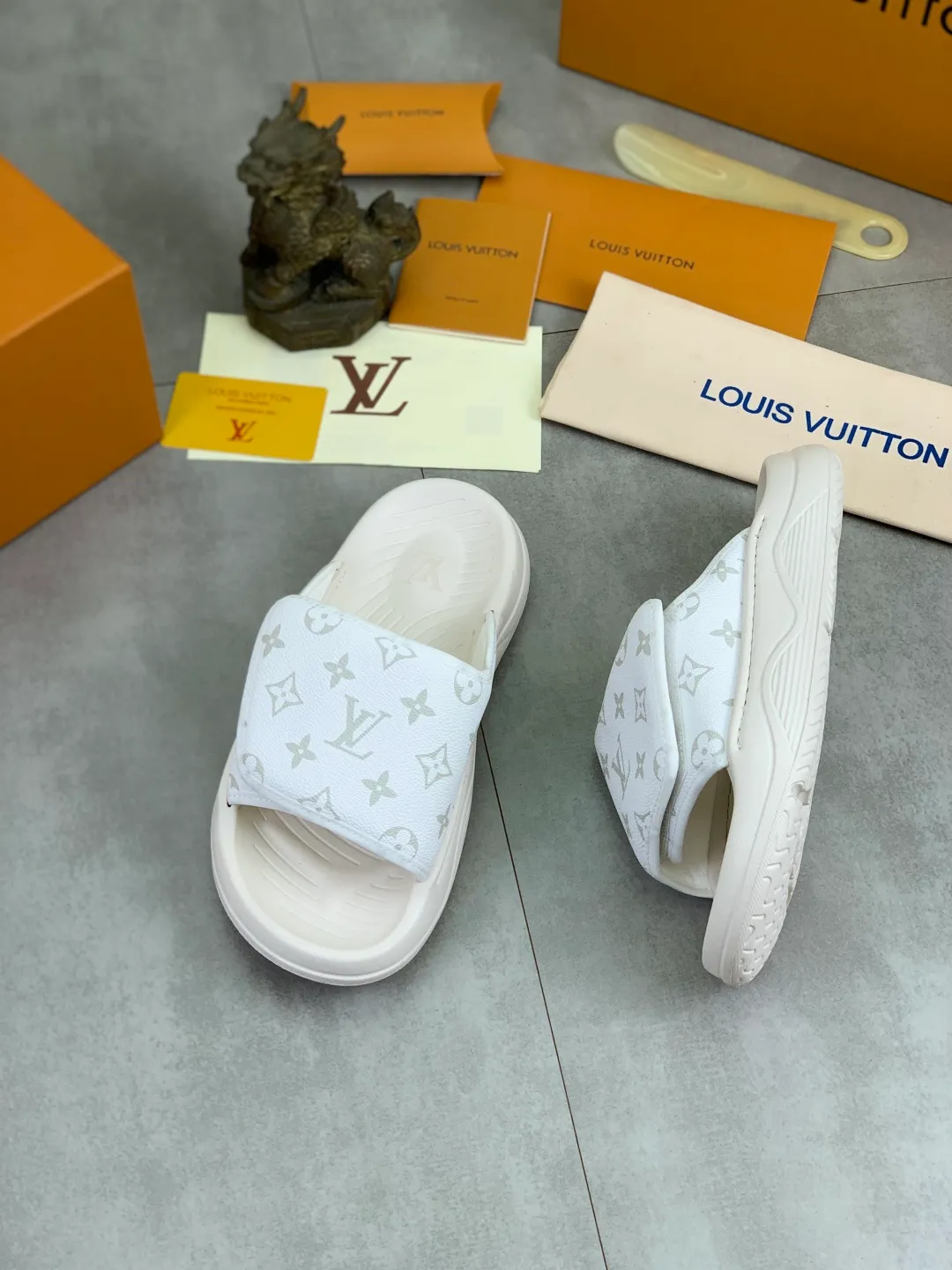 Men's shoes 💰P320💰【New style】🆘 Original quality 【LOUIS VUITTON】The popular Louis Vuitton LV men's slippers on the official website are on sale simultaneously! Original fabric imported from Italy. Original bottom provided by the original factory. Number of yards: 38-44 (customized to 45). Multiple colors to choose from. Fully packaged drawer box.